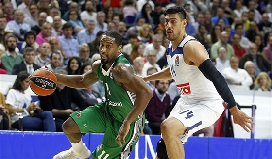 Brad Wanamaker (vlevo) z Darüssafaky Istanbul uniká Gustavu Ayónovi z Realu...