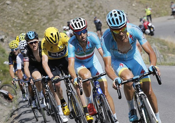 Michele Scarponi na čele skupinky závodníků během Tour de France 2015