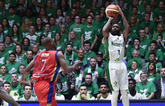 Chris Warren z Nanterre stílí na ko Chalonu.