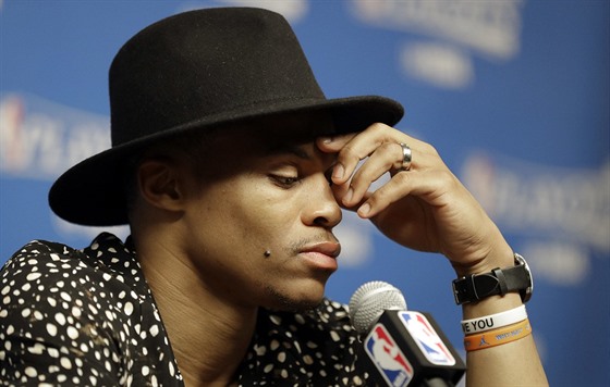 Russell Westbrook na tiskové konferenci po vyazení svého Oklahoma City z...