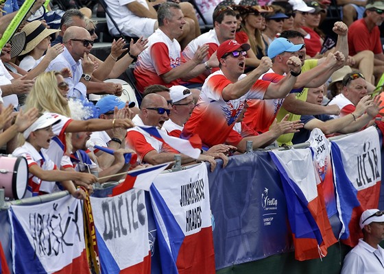 PODPORA. Čeští fanoušci podporují na Floridě tenistky v semifinále Fed Cupu.