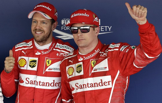 FERRARI, KAM SE PODÍVÁ. Sebastian Vettel (vlevo) slaví triumf v kvalifikaci na...