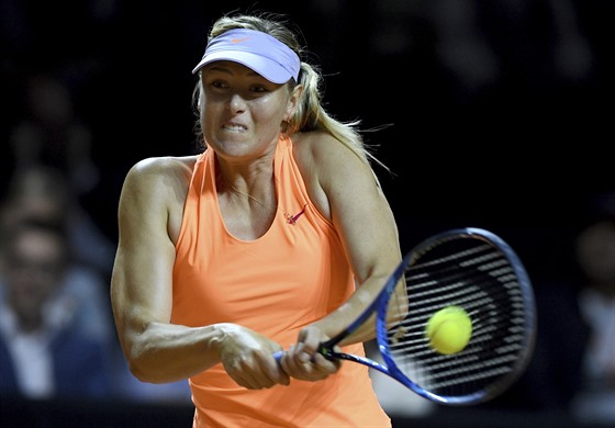 Maria arapovová returnuje v semifinále turnaje ve Stuttgartu.