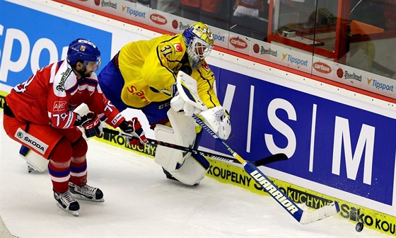 Český útočník Robin Hanzl napadá švédského gólmana Eddieho Läcka.