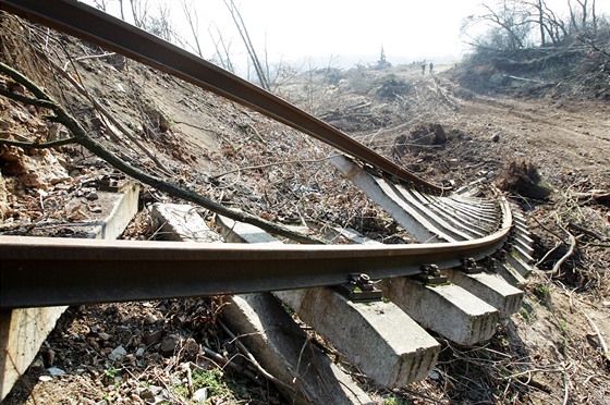 Koleje elezniní trati po sesuvu v roce 2013.