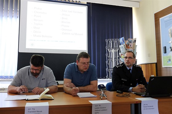 Policisté na tiskové konferenci v Chomutov k objasnní pípadu podvedených...