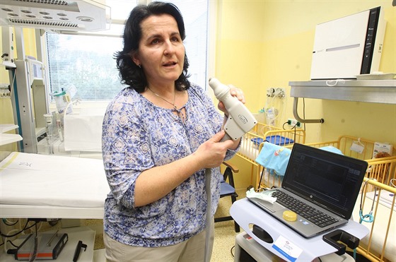 Lékaka Kateina Blohlávková se sítnicovou kamerou pro pedasn narozené dti.