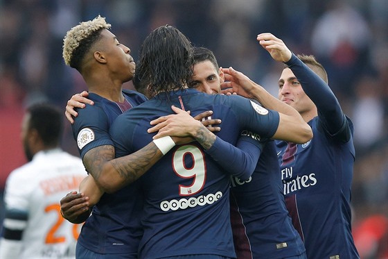 Fotbalisté PSG oslavují gól v utkání proti Montpellieru.