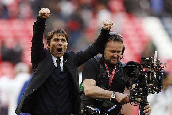 DO FINÁLE. Trenér fotbalist Chelsea Antonio Conte se raduje z postupu do...