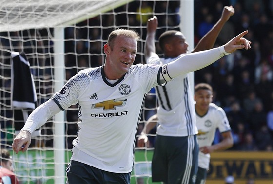 NÁVRAT KAPITÁNA. Útoník Manchesteru United Wayne Rooney oslavil návrat po...
