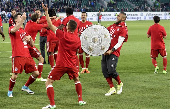 ZATÍM JEN S MAKETOU. Záloník Bayernu Arturo Vidal kepí s napodobeninou...