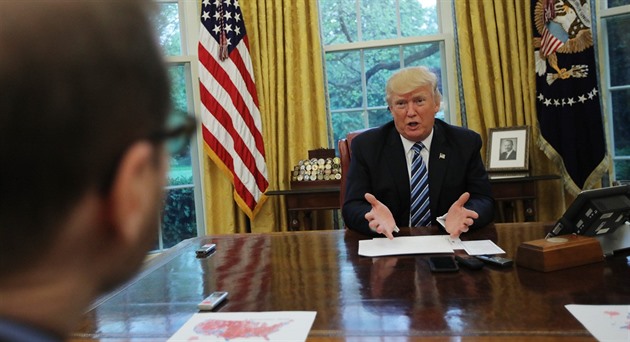 Donald Trump během rozhovoru s reportéry agentury Reuters (27. dubna 2017) Donald Trump během rozhovoru s reportéry agentury Reuters (27. dubna 2017)