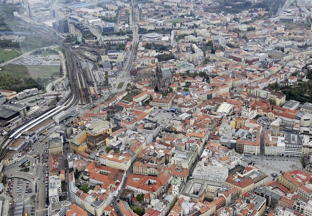 Letecký pohled na centrum Brna. Uprostřed katedrála na Petrově.