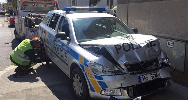 idika v Nymburku nabourala do policist (24.4.2017).