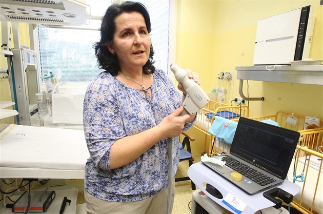 Lékaka Kateina Blohlávková se sítnicovou kamerou pro pedasn narozené dti.