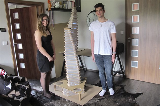 Studenti Mikulá Ott a Kristýna Nováková staví mrakodrap z vlnité lepenky.