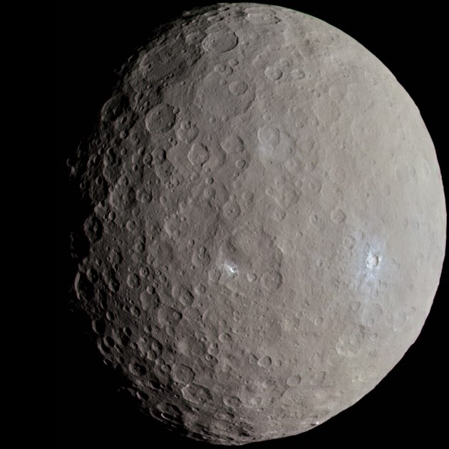 Pohled na trpasli�í planetu Ceres v tém�� pravých barvách. Snímek po�ídila...