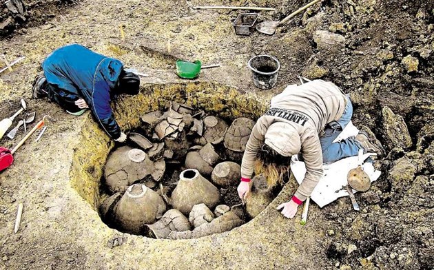 Archeologové v Kobylnicích objevili zhruba devadesát kus keramických nádob