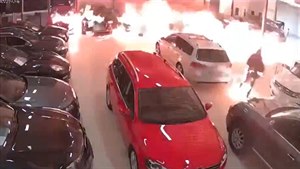 Švédsko: Žhář zapálil prodejnu aut, ale i sám sebe