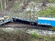 Pohled na nehodu pracovnho elezninho vlaku s naloenm bagrem v Havov....