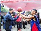 Venezuelský prezident Nicolás Maduro se uí triky s basketbalovým míem (23....
