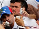 Vdce venezuelské opozice Henrique Capriles na pochodu za obti nepokoj v...