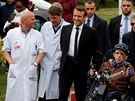 Emmanuel Macron v rámci kampan navtívil nemocnici v Garches nedaleko Paíe...