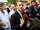 Emmanuel Macron uctil památku policisty zasteleného na Champs-Élysées (25....