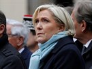 Marine Le Penová uctila památku policisty zasteleného na Champs-Élysées (25....