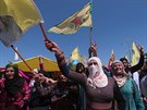 Kurdské eny protestují proti tureckým náletm na pozice YPG u syrského msta...