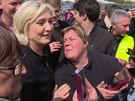 Marine Le Penová mezi nespokojenými dlníky v Amiens (26. dubna 2017)