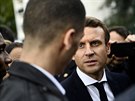 Emmanuel Macron bhem kampan na paíském pedmstí Sarcelles (27. dubna 2017)