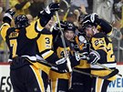 Hokejisté Pittsburghu oslavují branku v utkání s Columbusem.