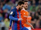 Barcelonský útoník Lionel Messi dává gól v utkání proti Osasun.