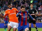 Lionel Messi kolí obranu Osasuny.