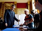 Prezidentský kandidát Francois Fillon jde k francouzským volbám v Paíi....