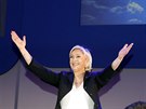 Marine Le Pen se raduje z výsledk prvního kola francouzských voleb a zdraví...
