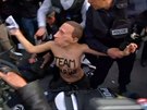Aktivistky z hnutí Femen v maskách (vetn jedné s Putinem) demonstrovaly proti...