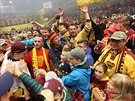 Fanouci jihlavské Dukly oslavují na Horáckém zimním stadionu postup svého týmu...