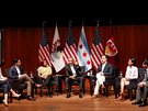 Barack Obama v pondlí enil na univerzit v Chicagu (24. dubna 2017)
