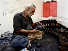 Jak se vyrábí boty v indické Age, se vydali zjiovat Stanislav Komínek a Adam...