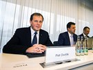 Petr Dvoák (vlevo) na jednání Rady eské televize, kde by ml být zvolen nový...