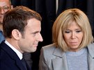 Emmanuel Macron s o ptadvacet let starí chotí Brigitte