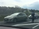 Policisté se samopaly kontrolovali auta ped Zlínem