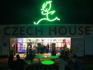 Neonová silueta zobrazující Emila Zátopka byla ozdobou eského olympijského...