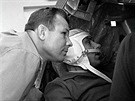 Jurij Gagarin (vlevo) s Vladimírem Komarovem v trenaéru pilotní kabiny lodi...
