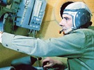 Komarov v trenaéru pilotní kabiny lodi Sojuz.