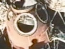 Pohled shora na pilotní kabinu lodi Sojuz v montání hale  jsou vidt otvory...
