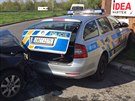 Na erném Most se stetlo auto s vozem policist (20.4.2017).