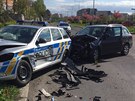 Na erném Most se stetlo auto s vozem policist (20.4.2017).